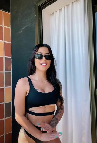 5. Sexy Amanda Ferreira Shows Cleavage in Black Swimsuit (Underboob)