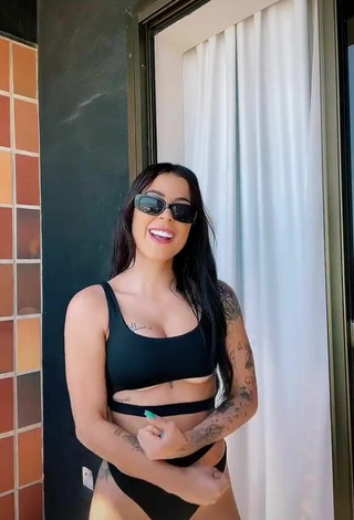 6. Sexy Amanda Ferreira Shows Cleavage in Black Swimsuit (Underboob)