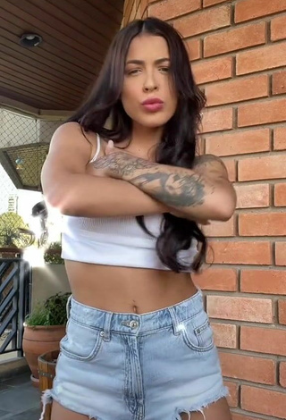 2. Titillating Amanda Ferreira Shows Cleavage in White Crop Top