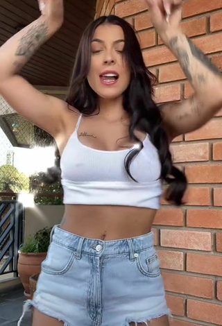 3. Titillating Amanda Ferreira Shows Cleavage in White Crop Top