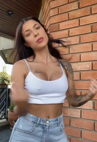 4. Titillating Amanda Ferreira Shows Cleavage in White Crop Top