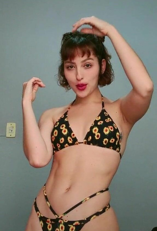 Titillating Anny Kelly Almeida in Floral Bikini