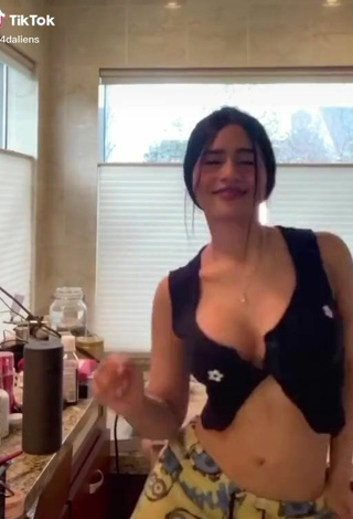 4. Amazing Barbara Ramirez Shows Cleavage in Hot Black Crop Top