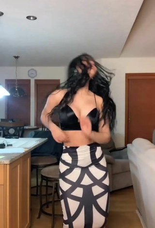 Titillating Barbara Ramirez Shows Big Butt