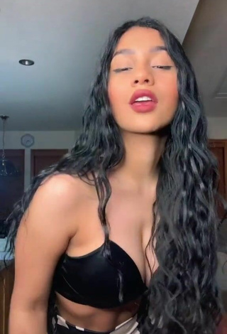 Erotic Barbara Ramirez Shows Cleavage in Black Crop Top