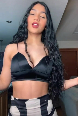 2. Erotic Barbara Ramirez Shows Cleavage in Black Crop Top