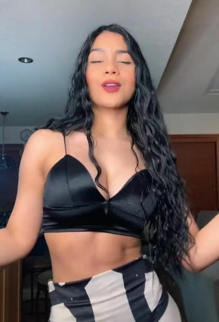 3. Erotic Barbara Ramirez Shows Cleavage in Black Crop Top