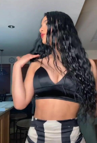 4. Erotic Barbara Ramirez Shows Cleavage in Black Crop Top