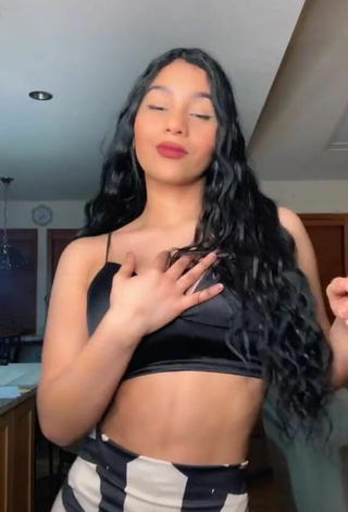 5. Erotic Barbara Ramirez Shows Cleavage in Black Crop Top