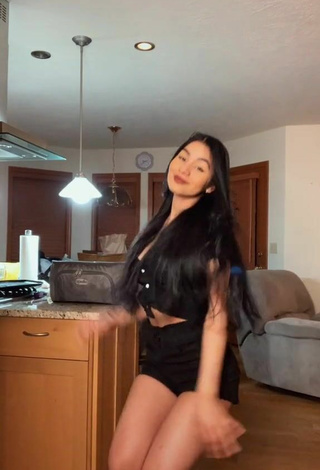 4. Beautiful Barbara Ramirez Shows Cleavage in Sexy Black Crop Top