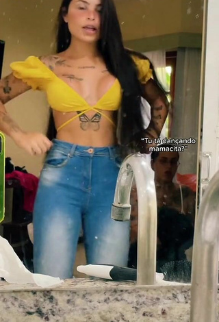 Hottie Bárbara Shows Cleavage in Crop Top