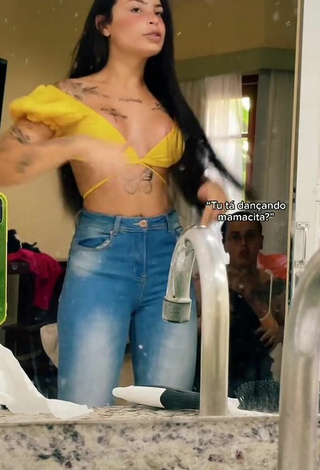 2. Hottie Bárbara Shows Cleavage in Crop Top