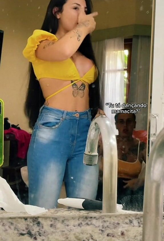 3. Hottie Bárbara Shows Cleavage in Crop Top