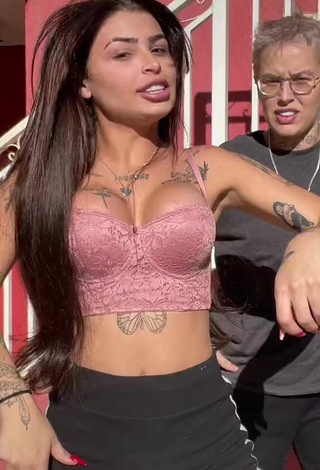 5. Breathtaking Bárbara Shows Cleavage in Pink Crop Top