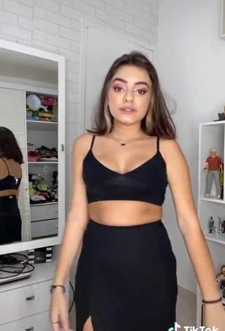 3. Luscious Bela Almada Shows Cleavage in Black Crop Top and Bouncing Boobs