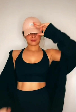 3. Sultry Bianca Umali Shows Cleavage in Black Crop Top