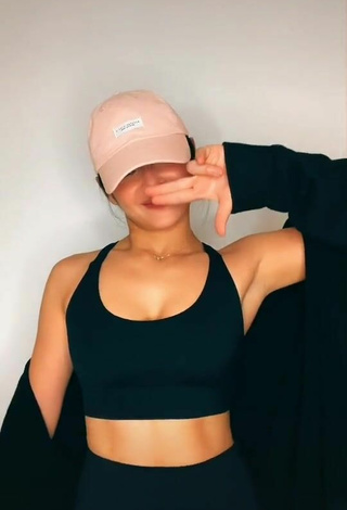 4. Sultry Bianca Umali Shows Cleavage in Black Crop Top