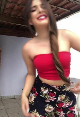 Sultry Bya Kessey in Red Tube Top while Twerking