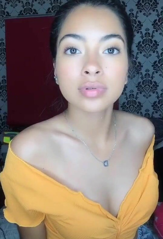 Titillating Dayana Shows Cleavage in Orange Crop Top