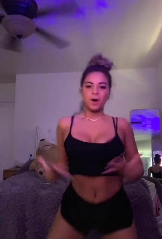 6. Titillating Devenity Perkins Shows Cleavage in Black Crop Top while Twerking