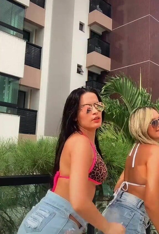 6. Beautiful Dine Azevedo Shows Cleavage in Sexy Bikini Top