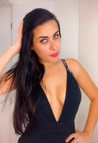 Dine Azevedo Shows her Sexy Cleavage