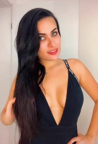 3. Dine Azevedo Shows her Sexy Cleavage