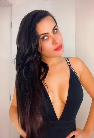 6. Dine Azevedo Shows her Sexy Cleavage