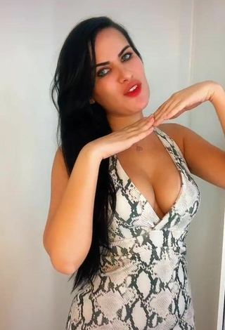 4. Dine Azevedo Demonstrates Beautiful Cleavage