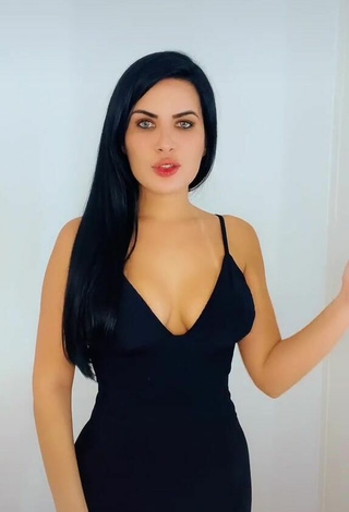 Sweet Dine Azevedo Shows Cleavage