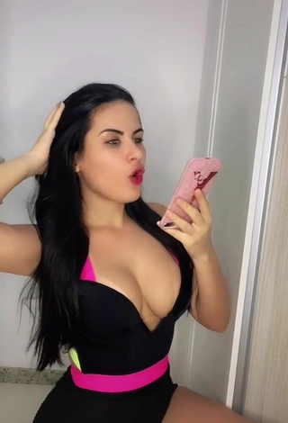 Titillating Dine Azevedo Shows Cleavage in Overall