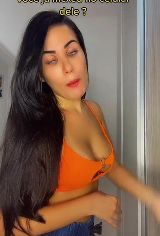 5. Sexy Dine Azevedo Shows Cleavage in Orange Crop Top