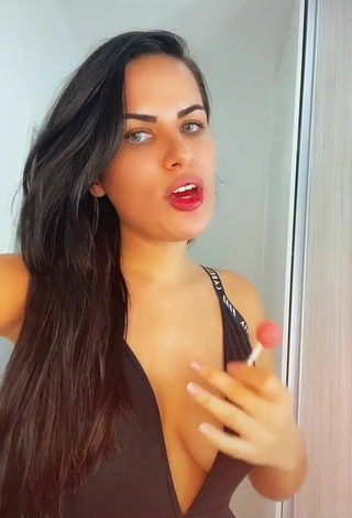 2. Dine Azevedo Demonstrates Alluring Cleavage