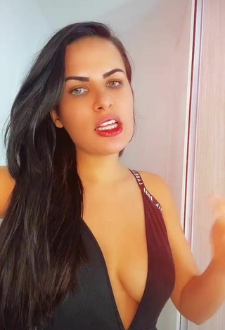 3. Dine Azevedo Demonstrates Alluring Cleavage