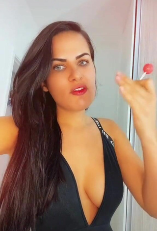 4. Dine Azevedo Demonstrates Alluring Cleavage