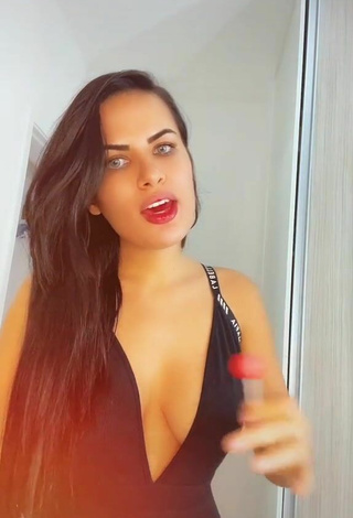 5. Dine Azevedo Demonstrates Alluring Cleavage