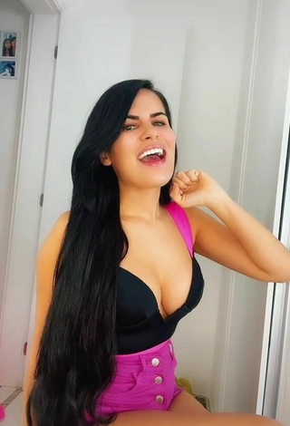 6. Sexy Dine Azevedo Shows Cleavage in Black Top