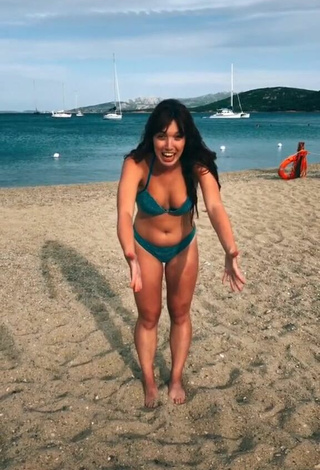 6. Luscious Eleonora Olivieri Shows Cleavage in Turquoise Bikini at the Beach and Bouncing Boobs