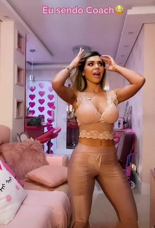 4. Luscious Elisa Ponte Shows Cleavage in Beige Crop Top