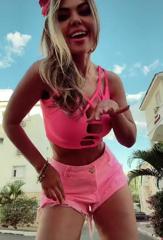 5. Sultry Elisa Ponte Shows Cleavage in Pink Crop Top