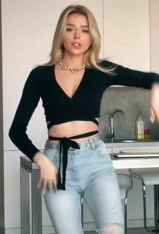 Sexy esmireal in Black Crop Top