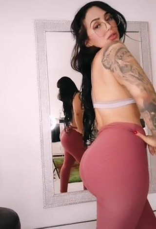 Luscious Eve Herrera in Grey Bra while Twerking