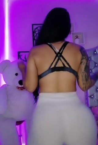 2. Attractive Eve Herrera Shows Big Butt