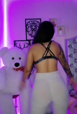 4. Attractive Eve Herrera Shows Big Butt