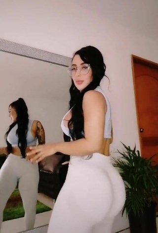 4. Seductive Eve Herrera Shows Big Butt