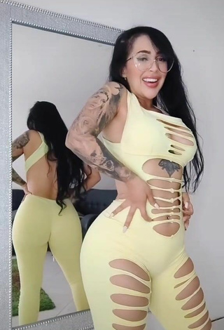 4. Elegant Eve Herrera Shows Big Butt while Twerking