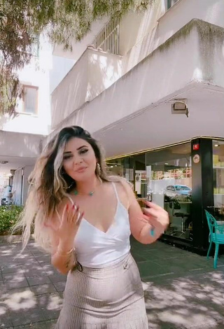 Sexy Gizemjelii Shows Cleavage in White Crop Top