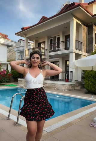 2. Luscious Gizemjelii in White Crop Top at the Swimming Pool