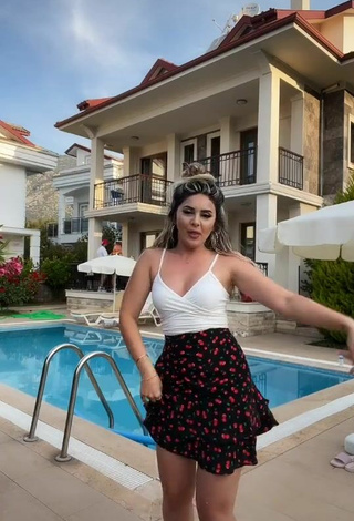 3. Luscious Gizemjelii in White Crop Top at the Swimming Pool