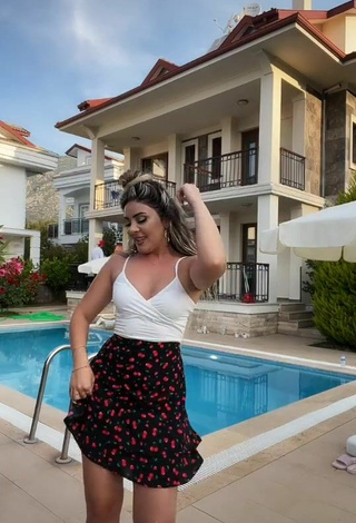 4. Luscious Gizemjelii in White Crop Top at the Swimming Pool